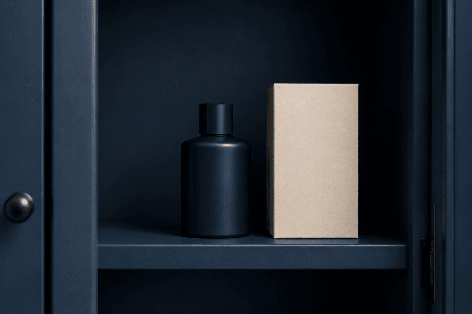 Ilustrasi botol parfum generik dan kotak polos yang disimpan tegak di dalam kabinet
